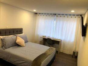 Habitación en casa con cocina y baño compartidos